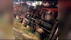 Una persona en riesgo vital: Bus con hinchas de Colo Colo se volcó en Ruta 5 Norte