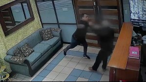 Fue golpeado por al menos cinco minutos: Conserje de 68 años sufre violenta agresión tras negar entrada a edificio
