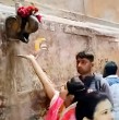 Tanta era la fe de unos devotos en la India, que en las afueras de un templo hicieron fila para beber lo que creían era agua bendita. Sin embargo, un pastor reveló que se trataba agua del desagüe.
