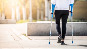 Pasajero olvidó muleta en un taxi y ahora conductor lo busca para devolvérsela