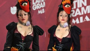 Maquillaje corrido, una falda maximalista y un tocado incluido: El llamativo look de Mon Laferte en los Grammy Latinos