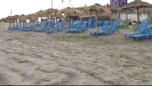 'Si no pagas $10 mil por silla hacen show': Acusan cobros en playa de Totoralillo y Armada dice que es terreno privado