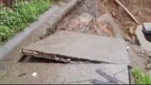 'Es horrible vivir así': El drama de vecinos de Lota que llevan cinco meses esperando reparación de socavón