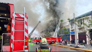 Incendio afectó a local comercial en Independencia: Cuerpo de Bomberos de Santiago respondió con 12 máquinas