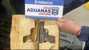 Como en las películas: Sorprenden en la aduana a ciudadano argentino con pistola oculta entre hojas de un libro