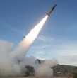 Rusia afirmó este martes que Ucrania disparó misiles de largo alcance suministrados por Estados Unidos, específicamente contra una instalación militar en la región fronteriza rusa de Briansk. Conoce más en la nota.