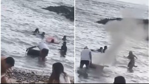 'Es indignante': Impacto por video de hombre que mete una parrilla encendida al mar en Iquique