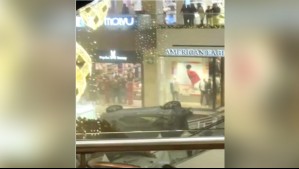 Chofer perdió el control del vehículo: Video muestra caída de auto dentro de un centro comercial en Guatemala