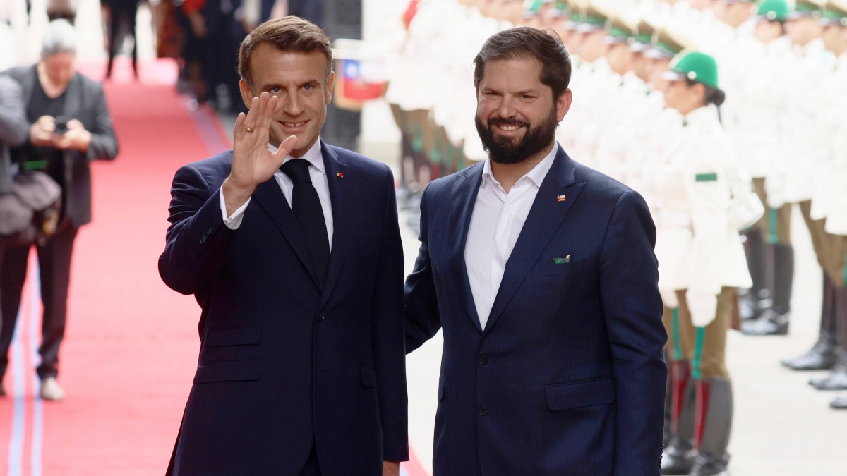 Así llegó Emmanuel Macron a La Moneda para reunirse con el Presidente Boric