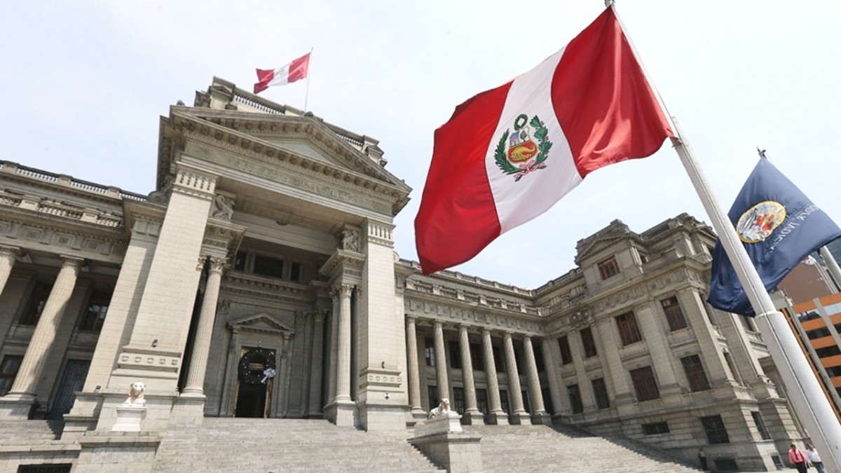 Escándalo en Perú: Denuncian que programa escolar de alimentos incluía comida para perros y productos vencidos