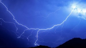 'Con precipitaciones aisladas': Meteorología emite avisos por tormentas eléctricas para zonas de seis regiones del país