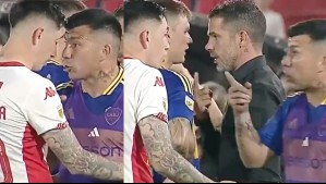 Fueron separados por sus compañeros: Gary Medel y Rodrigo Echeverría tuvieron tenso cruce en Argentina