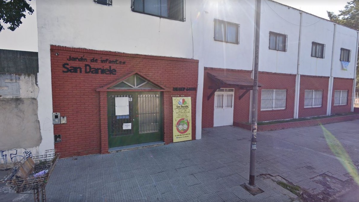 Inolvidable acto de fin de año: Padres protagonizan brutal pelea en jardín infantil tras discusión por un estacionamiento