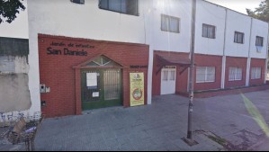 Inolvidable acto de fin de año: Padres protagonizan brutal pelea en jardín infantil tras discusión por un estacionamiento