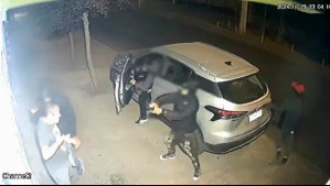 Video muestra violento robo de vehículo a padre y su hijo en Quinta Normal: Turba de delincuentes los apuntaron con armas