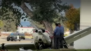 Video muestra violento choque de avioneta contra un árbol: Aterrizó de emergencia en una carretera en EEUU