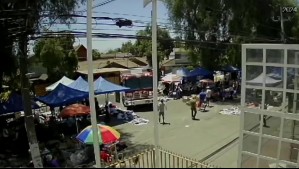 Bomberos de Maipú viven drama por feriantes ilegales que bloquean la salida de su carro de emergencias