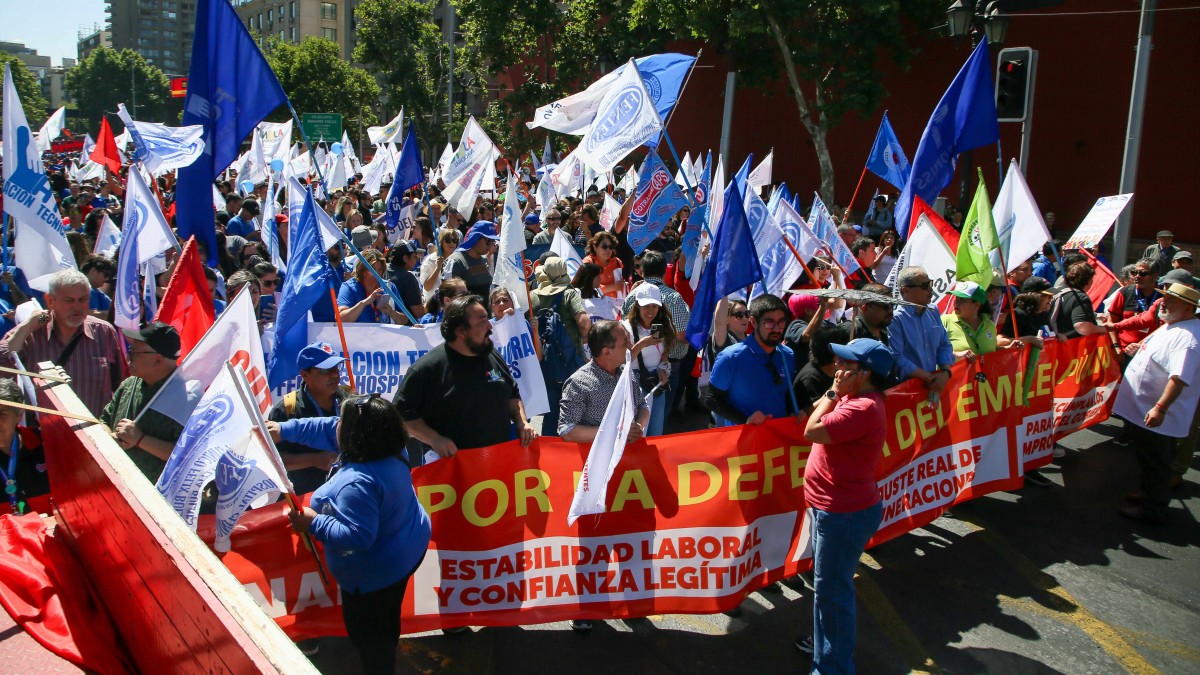 Marcha de trabajadores públicos provoca desvíos de tránsito en la Alameda