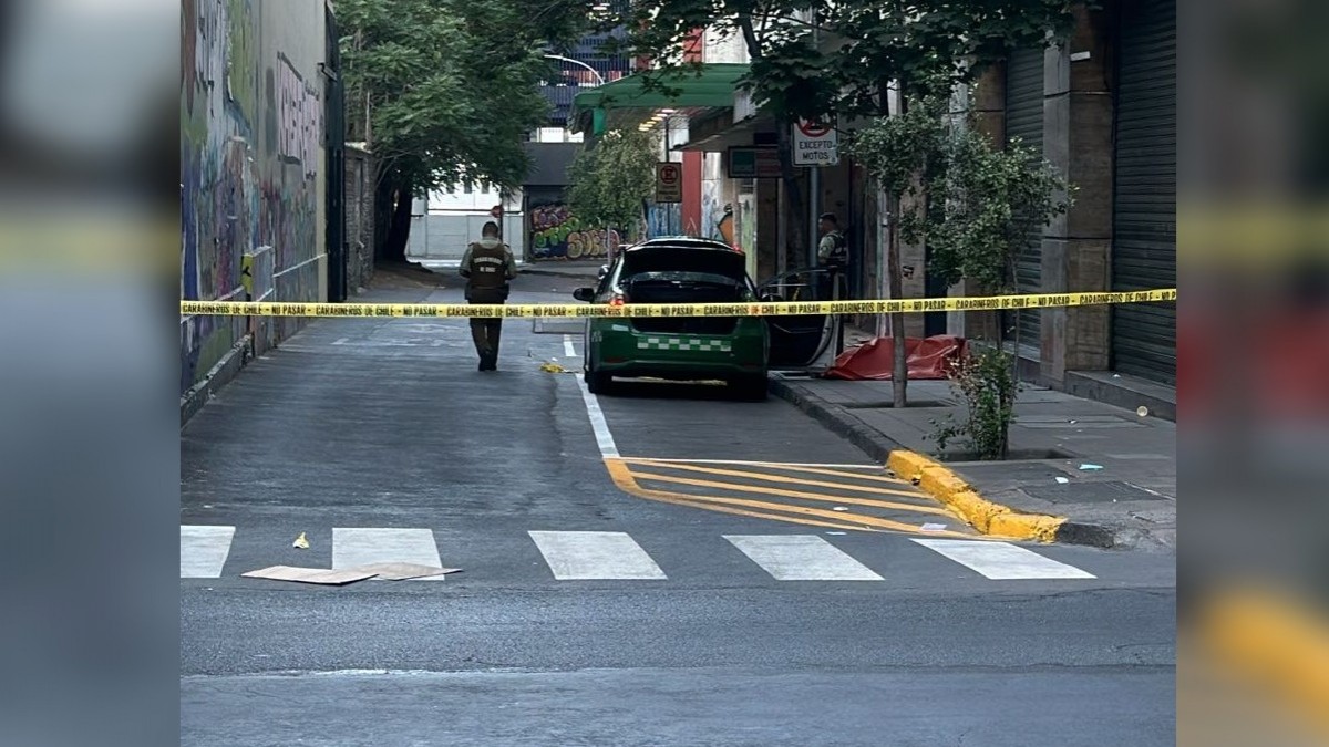 Encuentran a hombre muerto en plena vía pública en Santiago Centro