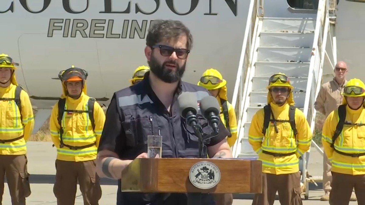 'Quien esté pensando jugar con fuego, lo vamos a encontrar': La advertencia de Boric ante temporada de incendios forestales