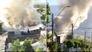 Al menos tres casas afectadas por voraz incendio en La Florida: Fuego amenaza con avanzar a otras viviendas