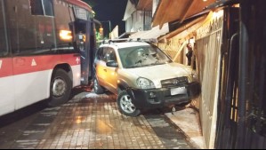 Bus RED pierde el control, arrasa con vehículos estacionados e impactan contra una casa en La Pintana