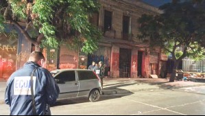 Mujer fue atacada a disparos al interior de su domicilio en Santiago