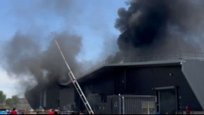 Registran incendio en fábrica de Pudahuel en medio de trabajos por emergencia química