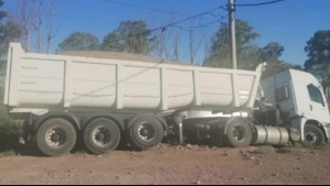 Conductor bajó a arreglar desperfecto con los frenos y murió aplastado por su propio camión en Argentina