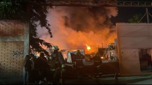 Gran incendio afecta a bodegas de textiles en Estación Central: Se realizó evacuación preventiva de sectores aledaños