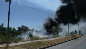 Incendio en Quinta Normal genera gran columna de humo visible en sectores de la RM: Apuntan a productos químicos de empresas