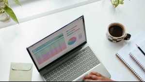 Empresa se querella contra subgerente por el delito de estafa: Una foto en Facebook con su pareja alertó a la compañía del ilícito