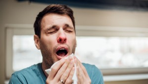 De roturas vasculares a fracturas en las costillas: Estos son los peligros que tiene aguantarse un estornudo