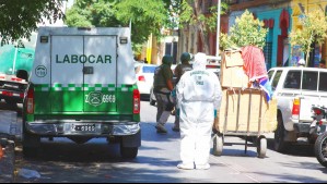 Allanan bodega que funcionaba como fábrica de ropa falsificada que luego se comercializaba en Barrio Meiggs