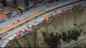 'Las casas suicidas': Video muestra viviendas a punto de caer a un acantilado por socavón en Bolivia