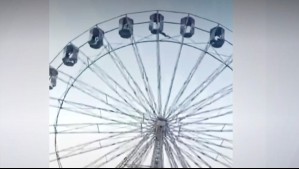 Impactante video muestra a una niña a punto de caer de una rueda de la fortuna en la India