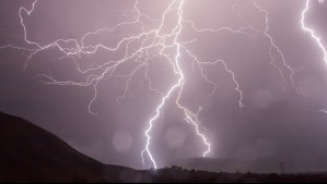 'Con precipitaciones aisladas': Emiten alerta por tormentas eléctricas para zonas de cuatro regiones