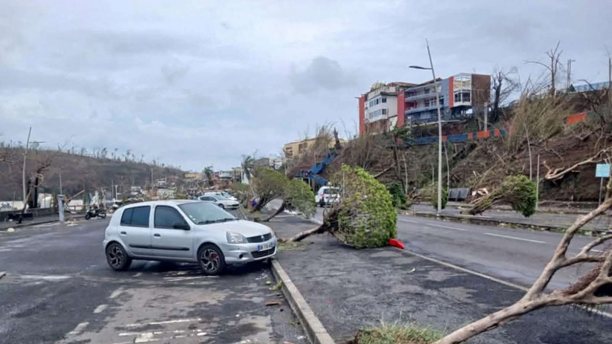 La peor tormenta en un siglo: Los videos del potente ciclón que azotó a isla francesa