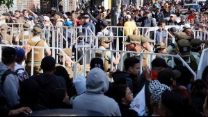 Caótica situación se registra en Estadio Víctor Jara por multitud de migrantes tras llamado de Registro Civil a enrolarse