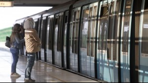 Metro presenta retraso en una de sus líneas en plena hora punta