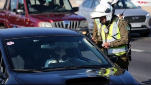 Se acerca el plazo definitivo para grabar la patente en los espejos y vidrios de tu auto: Revisa la fecha y multas que arriesgas