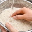 Conoce cuáles son las razones que entregan los expertos para recomendar lavar los granos de arroz secos antes de ponerlos a cocinar. Este es un paso que se suele ver en la cocina asiática.