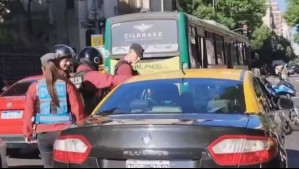Video muestra a taxista ebrio durmiendo en pleno semáforo en verde: La policía tuvo que despertarlo en Argentina