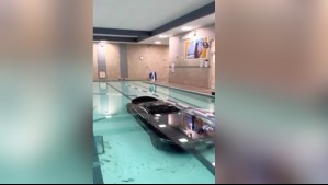 Insólito: Vehículo choca contra un gimnasio y termina dentro de una piscina en Estados Unidos