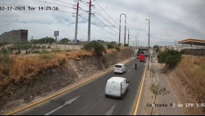 Videos muestran a funcionario policial enfrentar a antisociales que robaron camión en Pudahuel: Logró detener a dos delincuentes