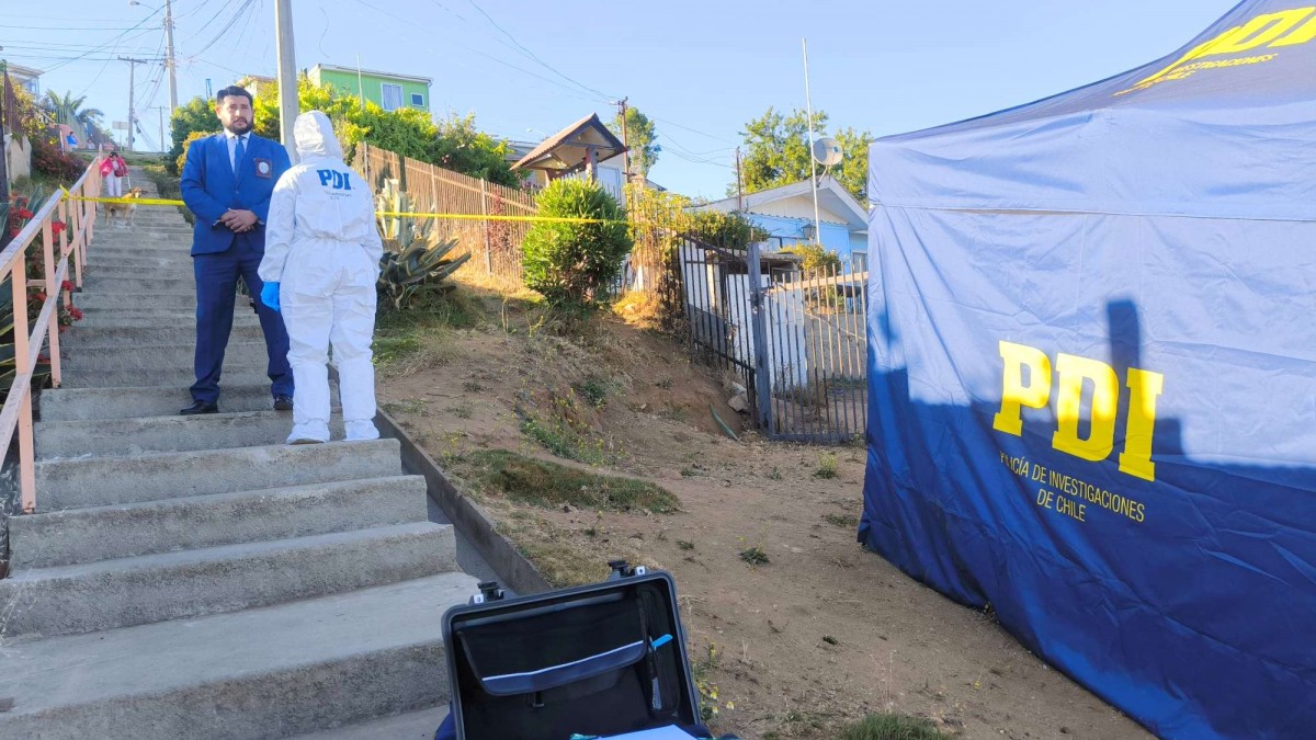 Encuentran cuerpo de mujer en la vía pública de Viña del Mar: Presenta impactos de bala en cráneo y tórax