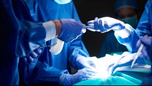 Cirujano plástico regalará operaciones por Navidad: ¿Quiénes pueden acceder y cómo postular?