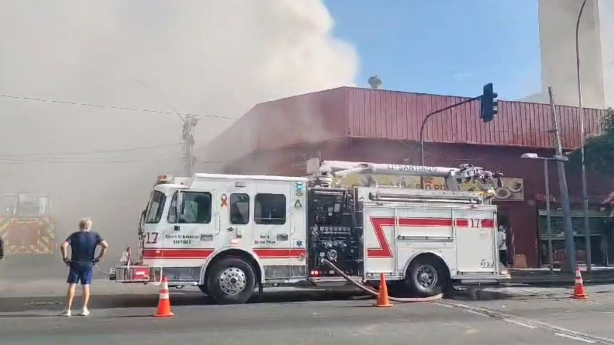 Incendio afecta a galpón de ropa a un costado de la Catedral Evangélica en Estación Central