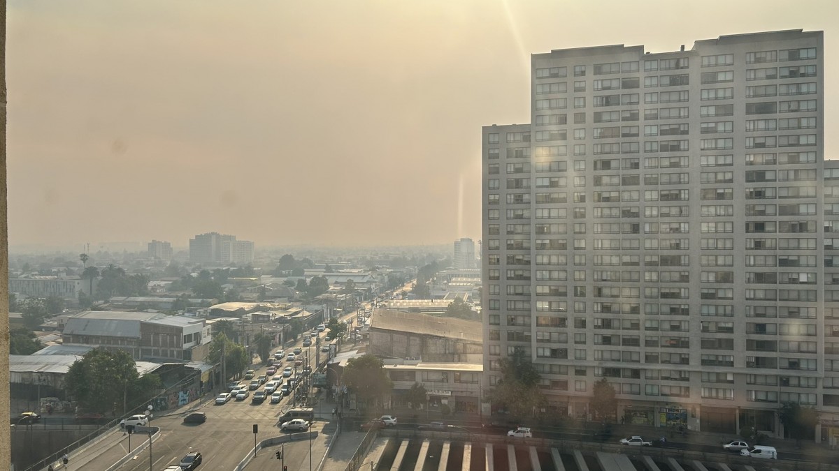 Humo y cenizas en diversas comunas de Santiago por incendio forestales: Revisa las recomendaciones del Minsal