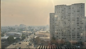 Humo y cenizas en diversas comunas de Santiago por incendio forestales: Revisa las recomendaciones del Minsal